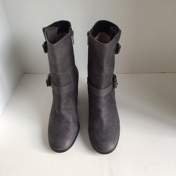 Michael Kors Ashton Zippered Booties. Size 8 - Picture 3 of 9
